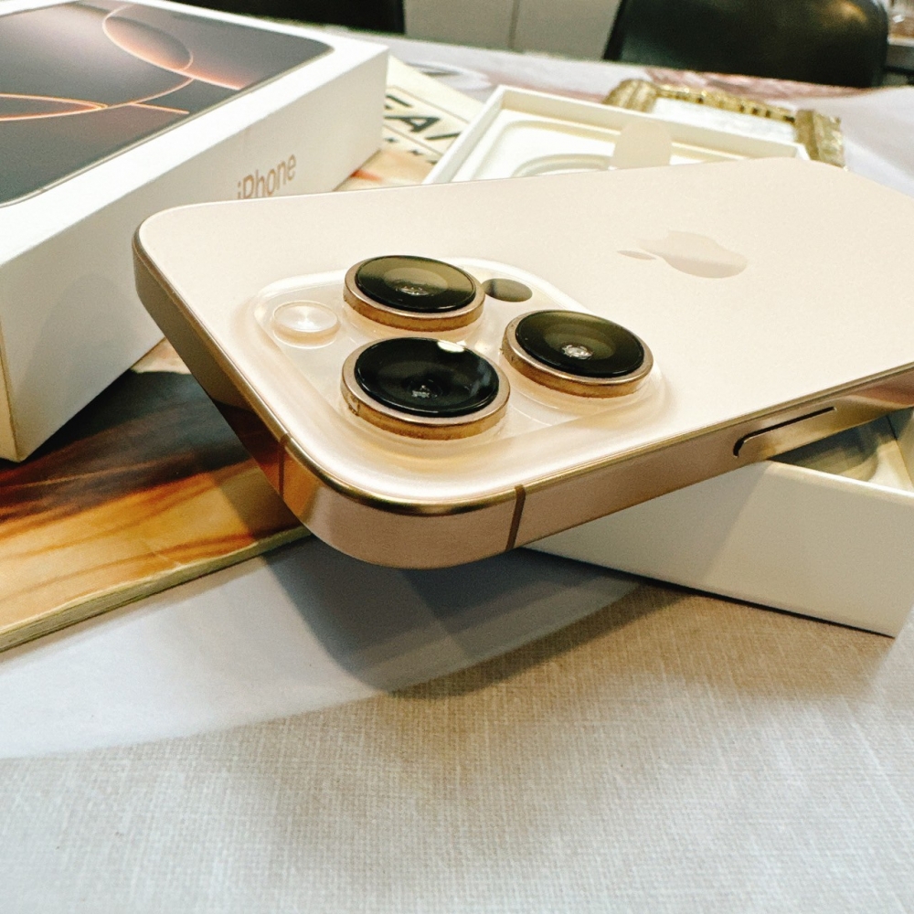 二手16 Pro 256G 金色*16252 (店保365天）