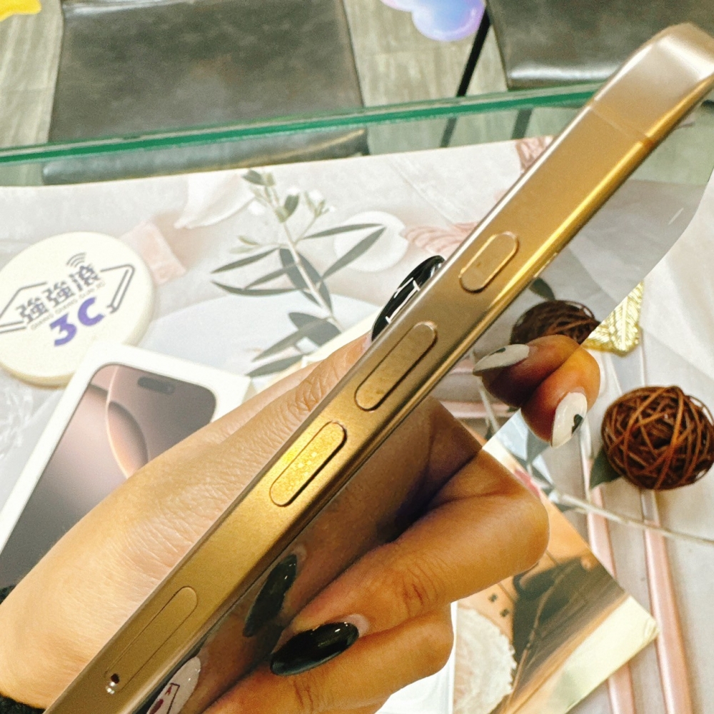 二手16 Pro 512G 金色*00552 (店保365天）