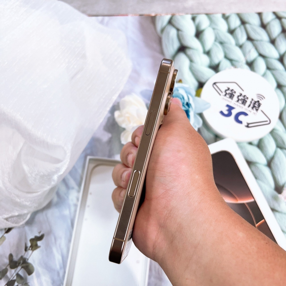二手 16Pro256G 金色*88851（原廠保內）