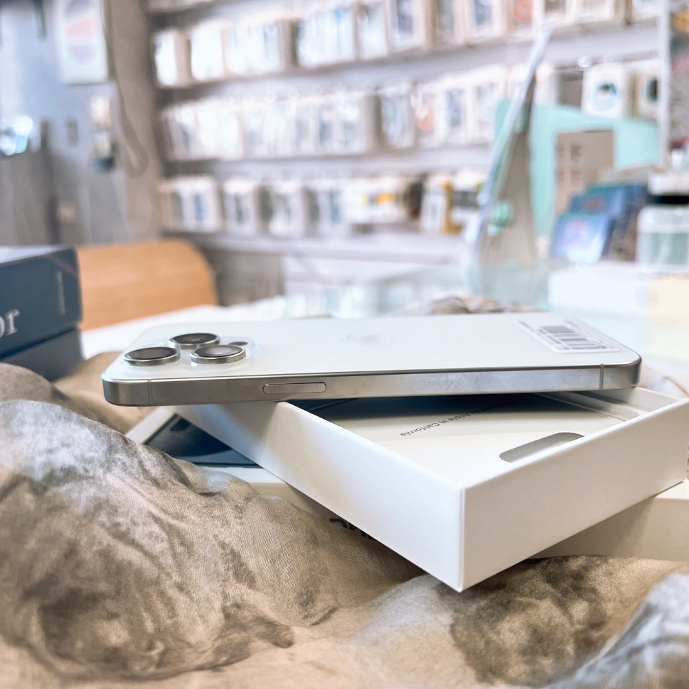 二手-iPhone15ProMax 512G 白色*93330(店家保固365天)