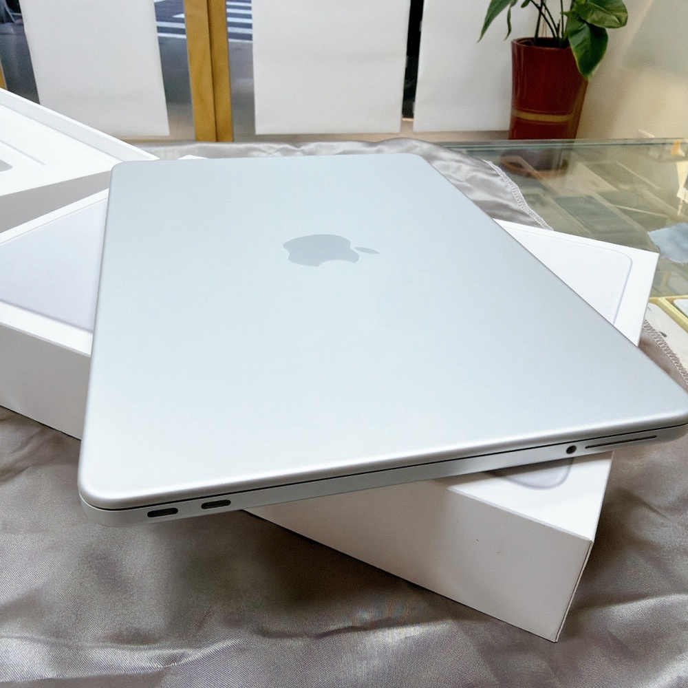 鹽行-二手 MACBOOK NEO 256G 銀色 #7NG7W(原廠保固)