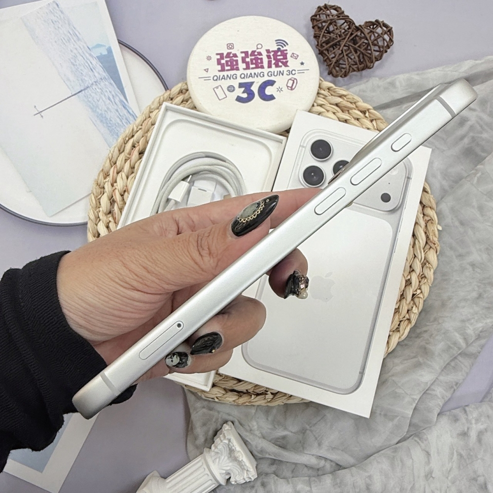 歸仁- 二手 iPhone 17 pro max 256 銀色*06663(原廠保內)