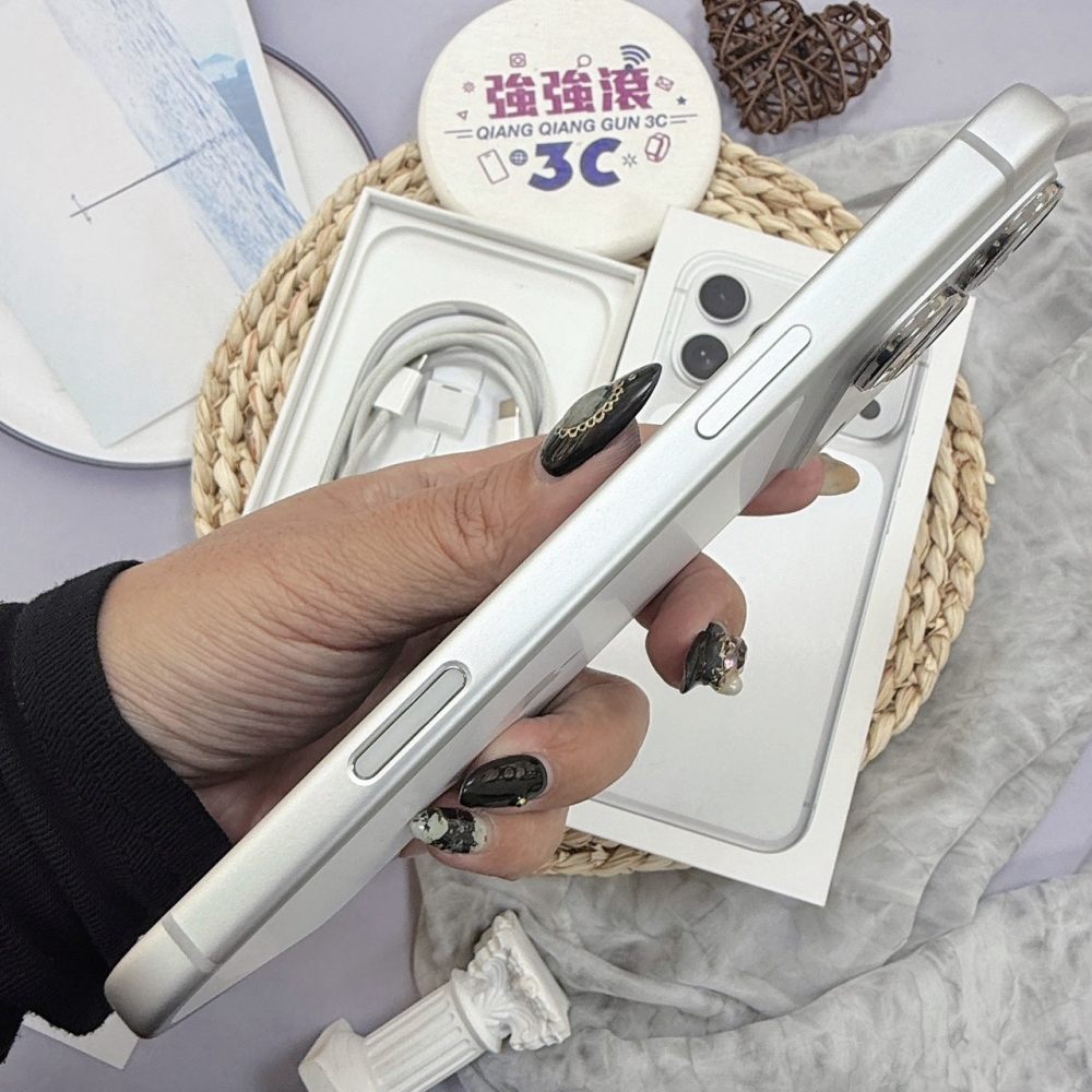 歸仁- 二手 iPhone 17 pro max 256 銀色*06663(原廠保內)
