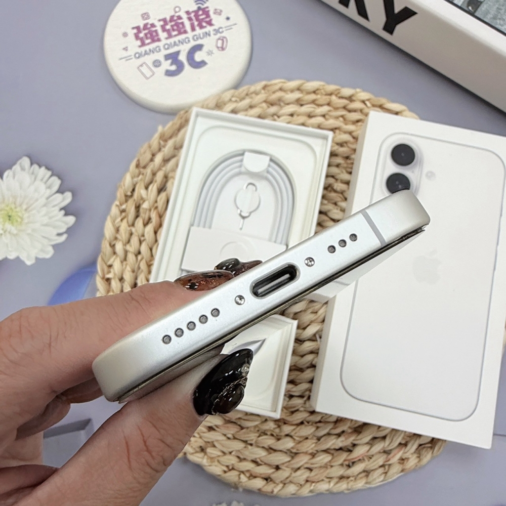 歸仁- 二手iphone17 256G 白色*65757（原廠保內）